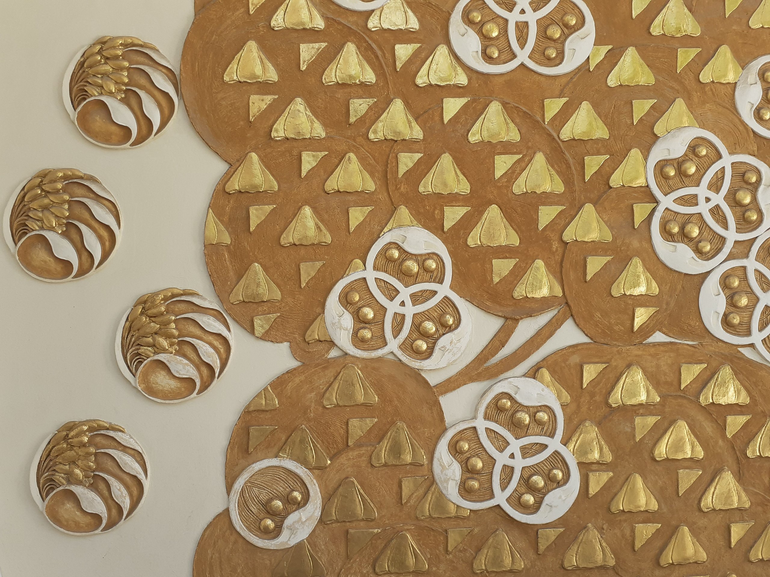 Gold-weiße Ornamente der Mathildenhöhe-Künstlerkolonie