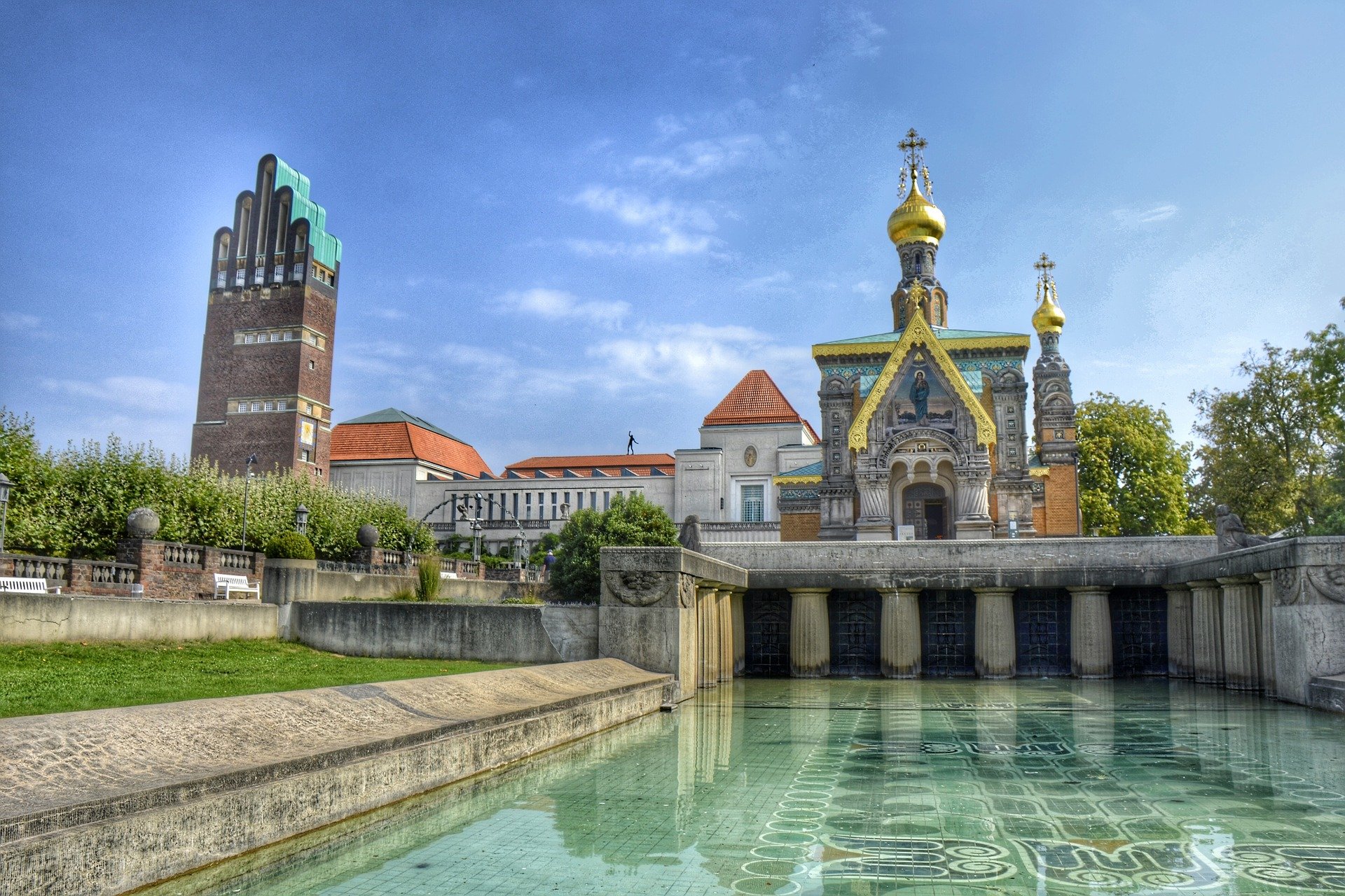 Vorderseite des Hochzeitsturms und der russischen Kapelle auf der Mathildenhöhe Darmstadt