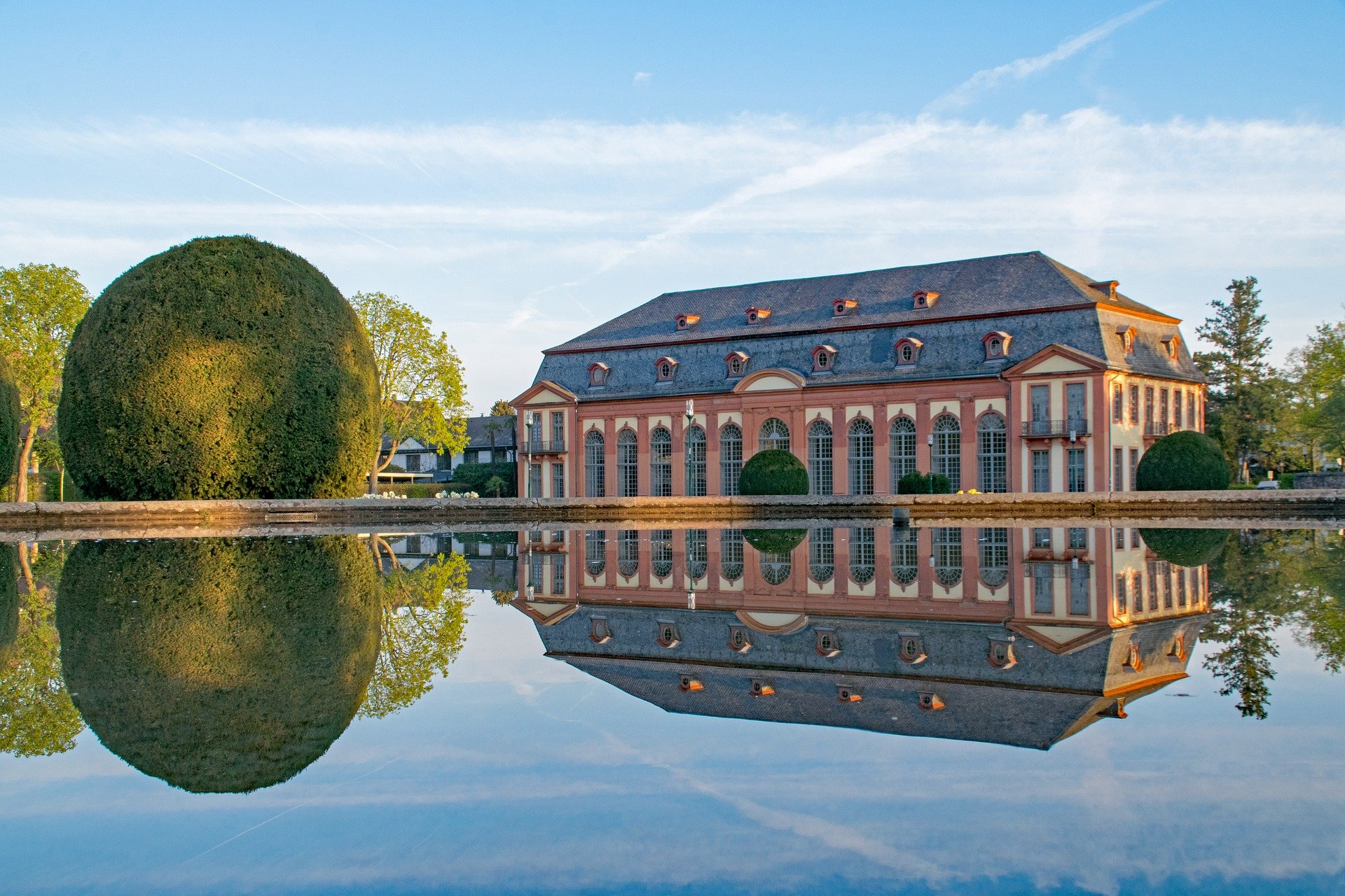 Gebäude und Teich im Orangerie-Park in Darmstadt