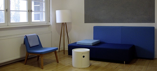 Sitzecke mit Sofa, Stuhl und Lampe