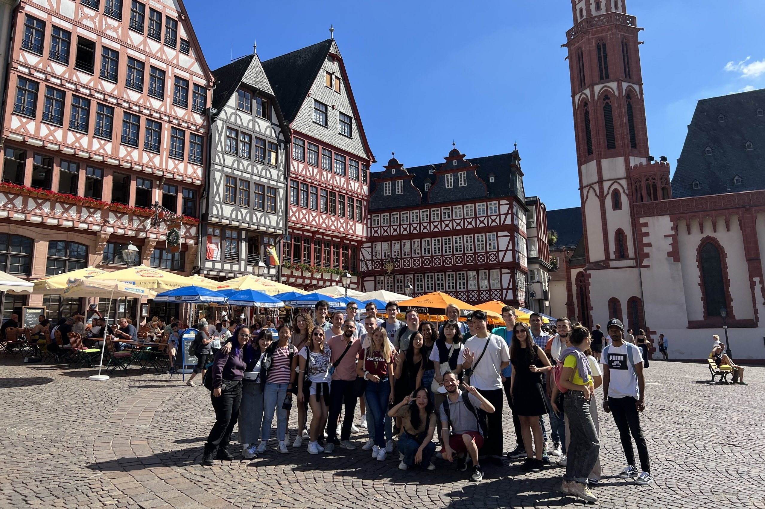 A group of students is standing on a square in Frankfurt's old town