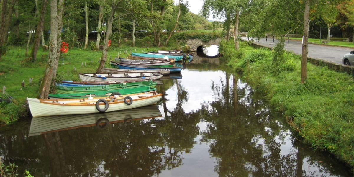 Fluss mit Booten im Nationalpark Killerney