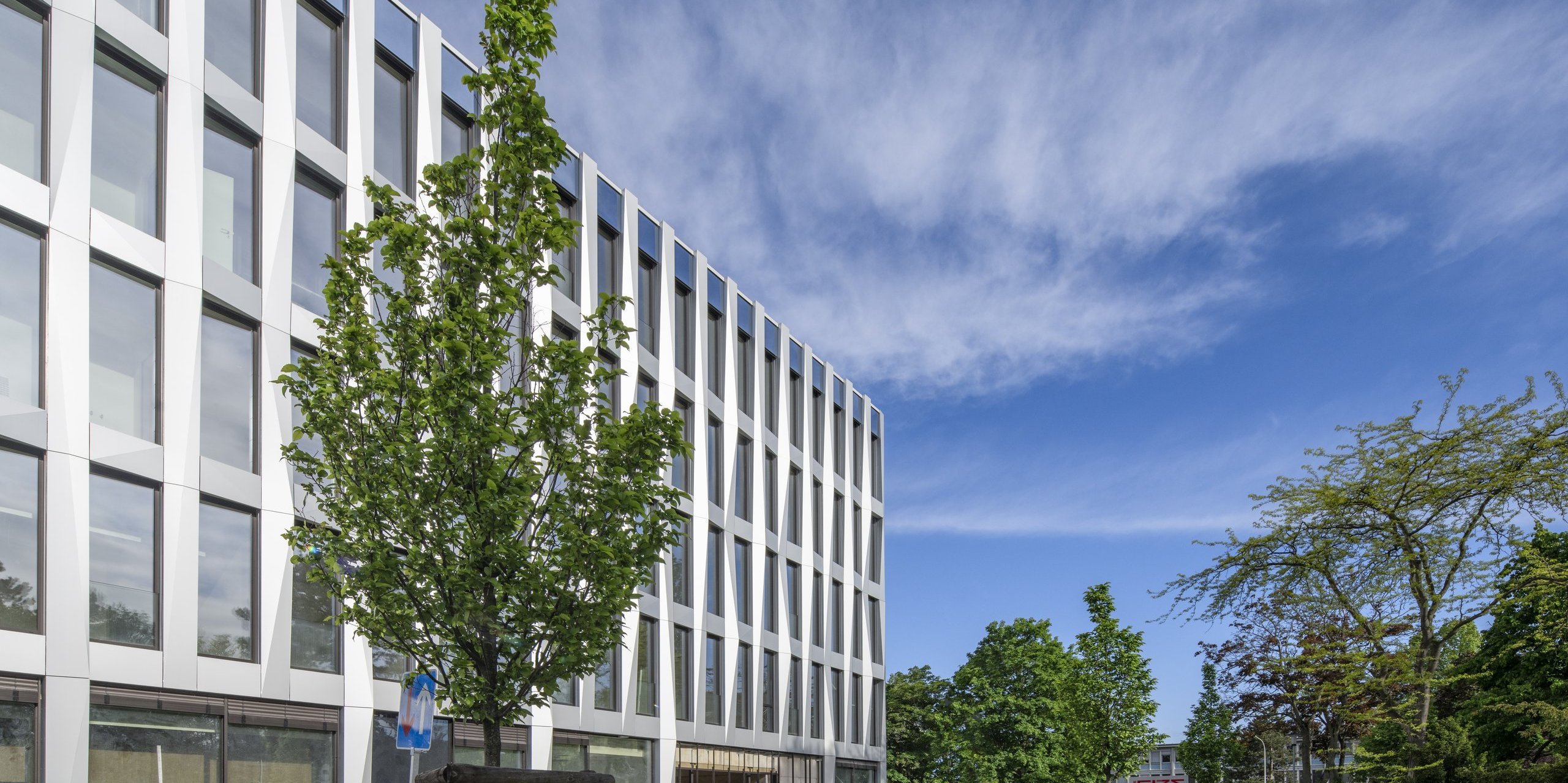 Part of h_da's Studierendenhaus, and a clear and blue sky