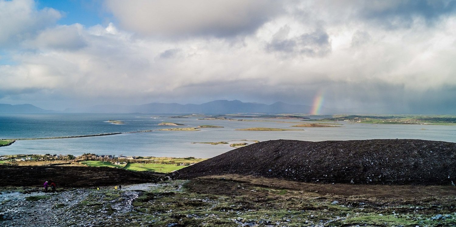 Landschaft mit Regenbogen in Galway, Irland