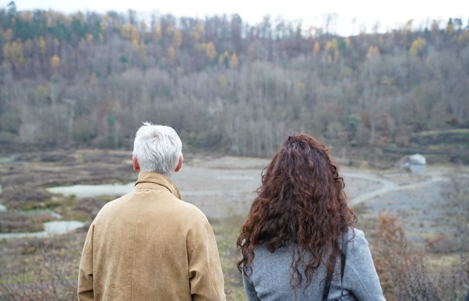 Zwei Personen schauen sich Grube Messel an