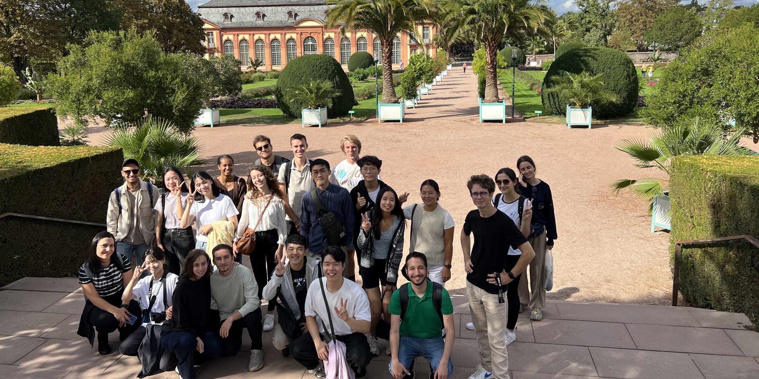 Eine Gruppe Studierender steht vor dem Orangerie-Park in Darmstadt