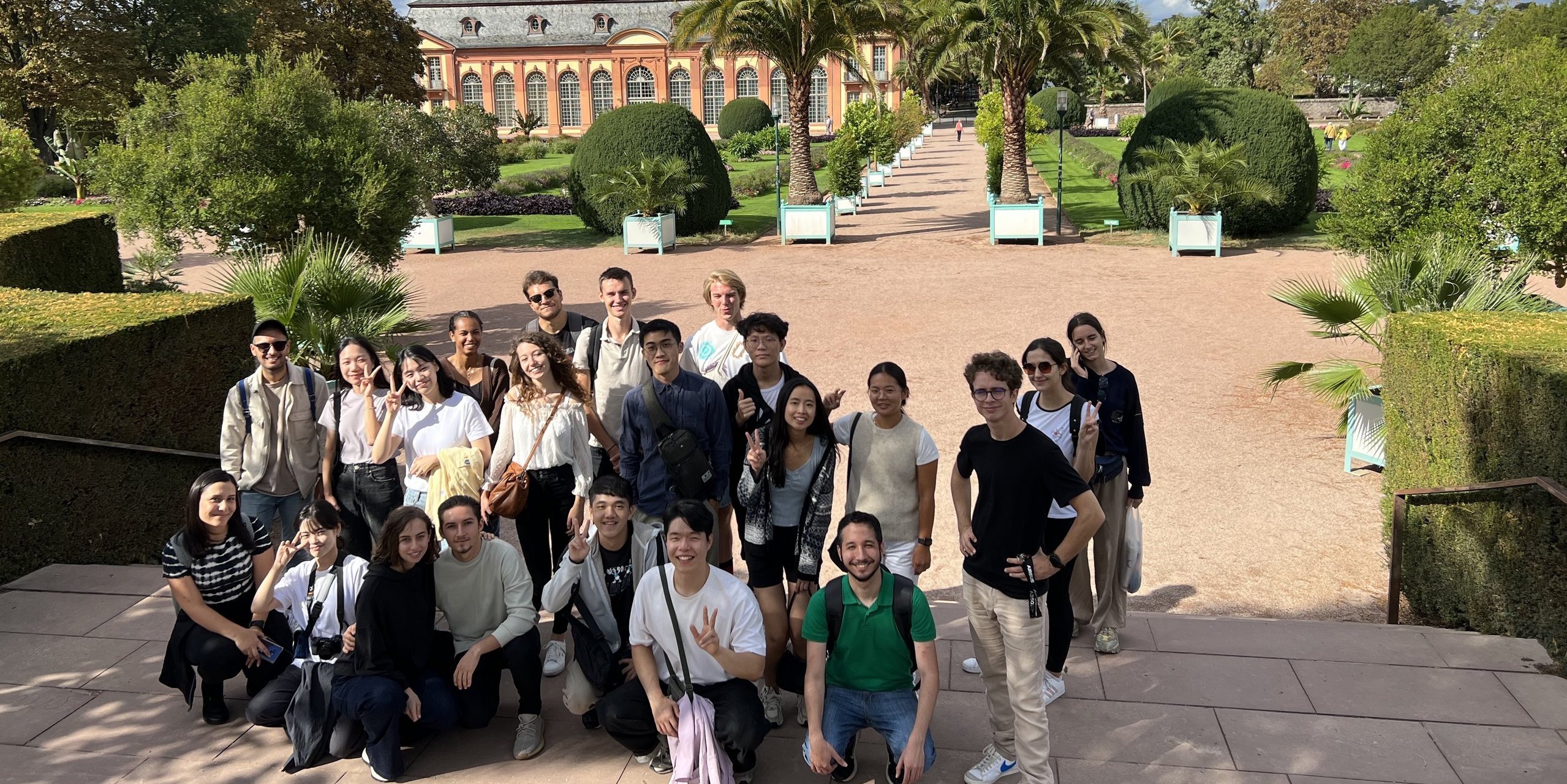 A group of students is standing in front of Darmstadt's Orange Tree Park