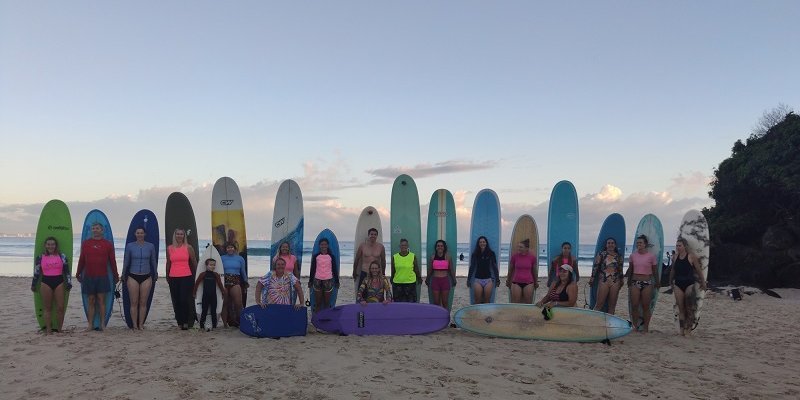 Mehrere Personen mit Surfbrettern in Australien