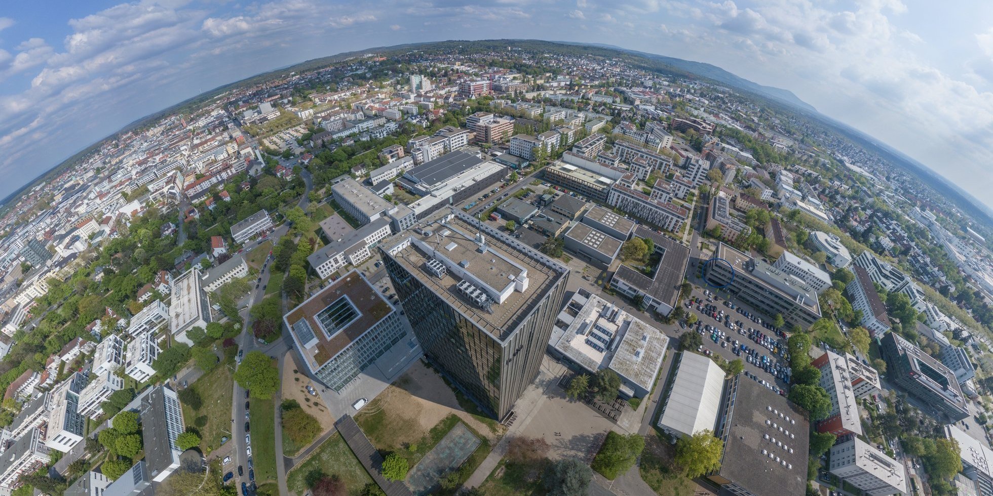 Drohnenaufnahme des Hauptcampus der Hochschule Darmstadt, im Zentrum des Bildes ist das C10-Hochhaus zu sehen