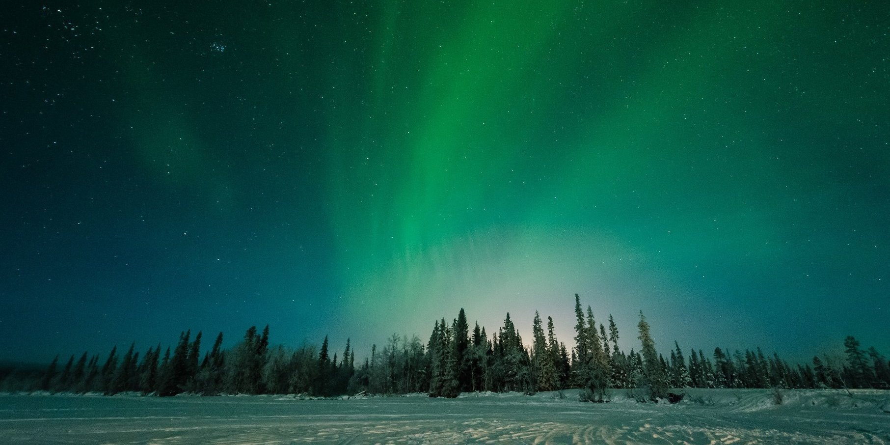 Grüne Nordlichter über Lappland