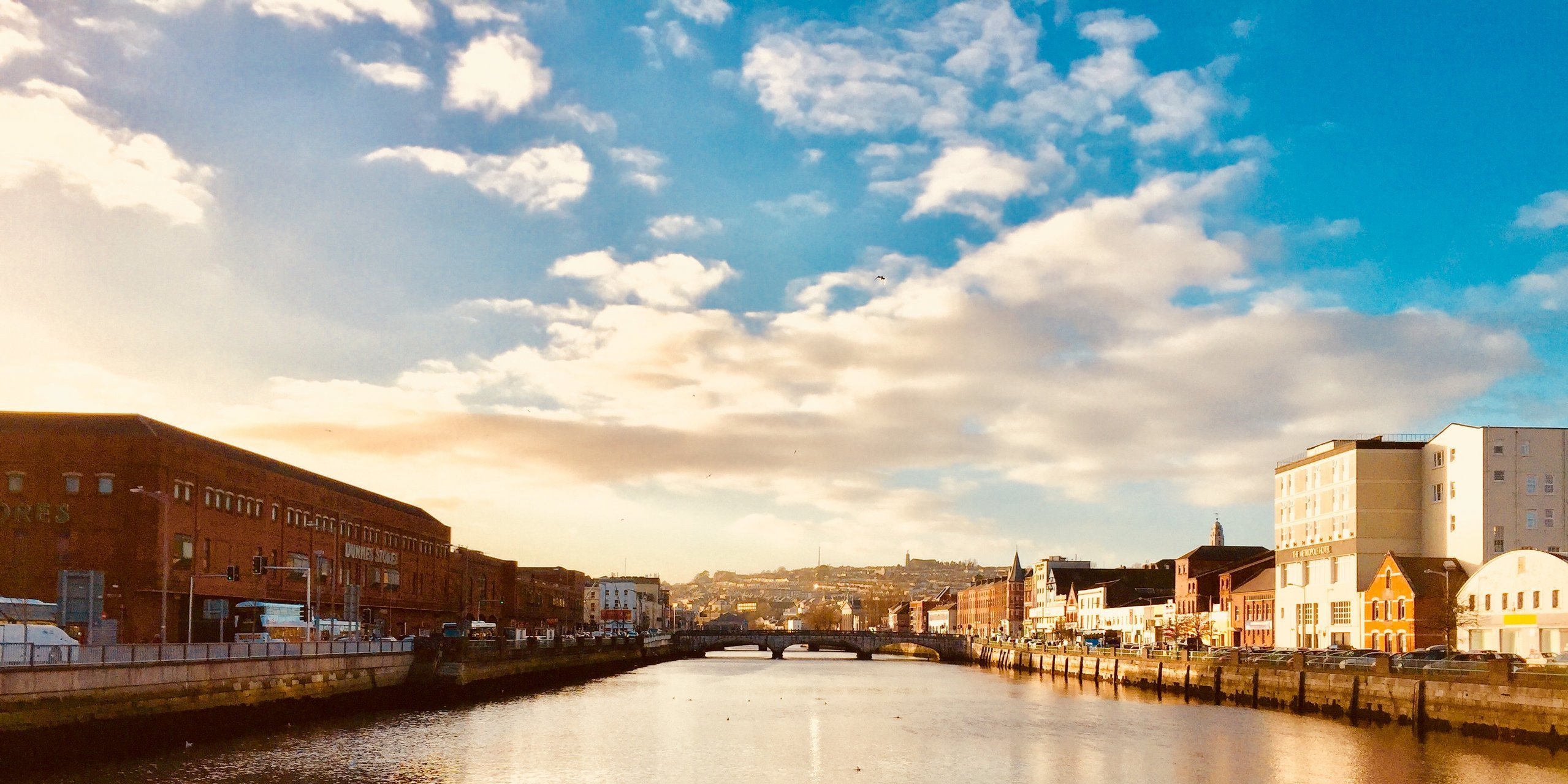 Abenddämmerung über einem Fluss in Cork, Irland