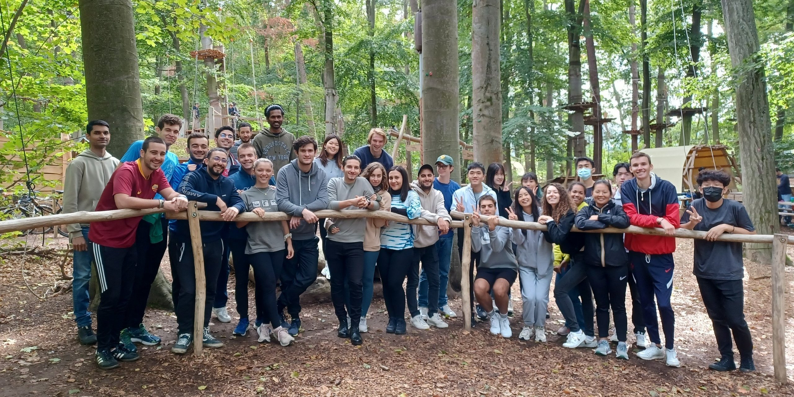 A group of students is standing in front of some trees at Kletterwald Darmstadt