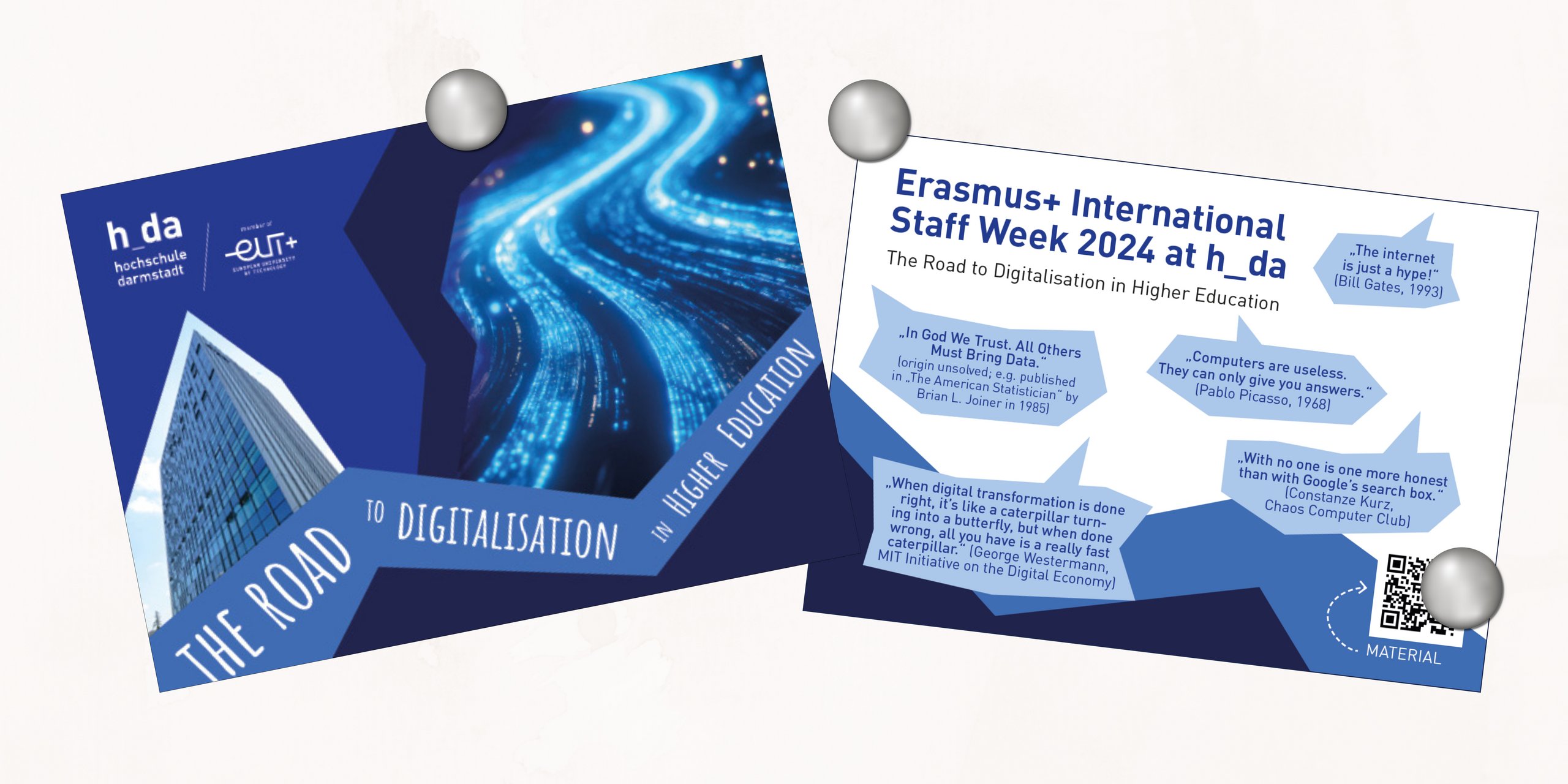 Zwei blauweiße Postkarten mit Informationen zur Erasmus+ International Staff Week 2024 an einer Magnetwand mit Magneten befestigt.