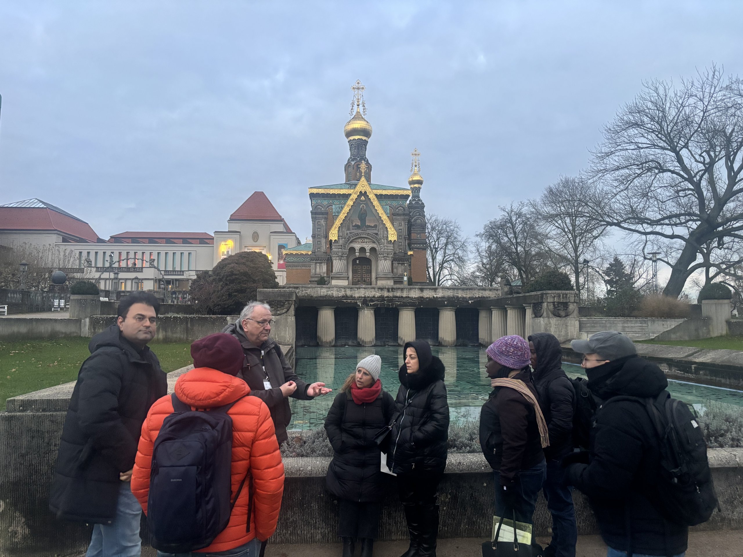 Internationalen Gästen wird von einem Guide die russische Kapelle auf der Mathildenhöhe gezeigt